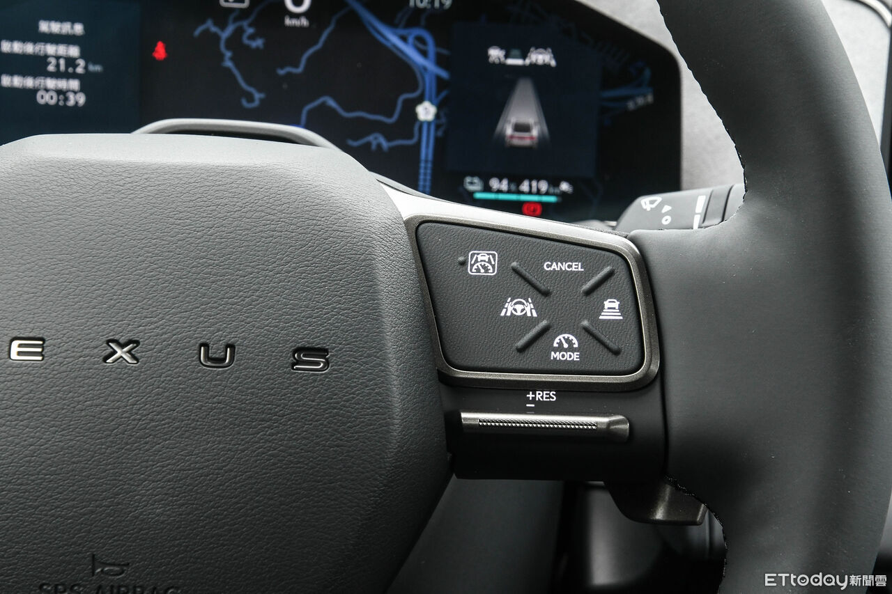 ▲新一代LEXUS ES空間強勢！全新電動版更是新鮮感十足。（圖／記者徐煜展攝）