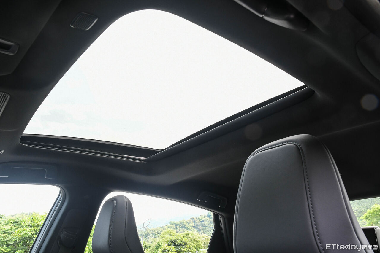▲新一代LEXUS ES空間強勢！全新電動版更是新鮮感十足。（圖／記者徐煜展攝）