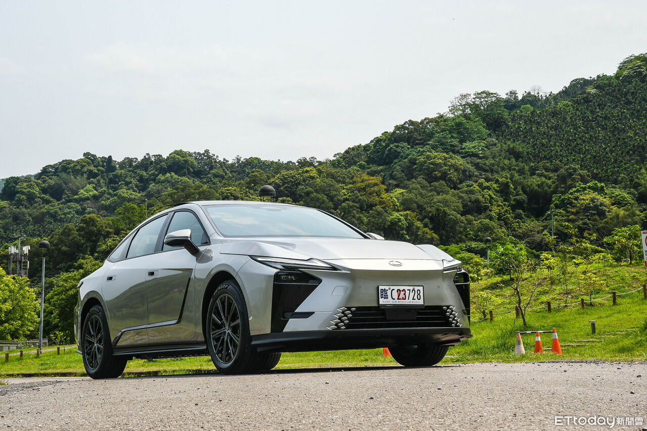 ▲新一代LEXUS ES空間強勢！全新電動版更是新鮮感十足。（圖／記者徐煜展攝）