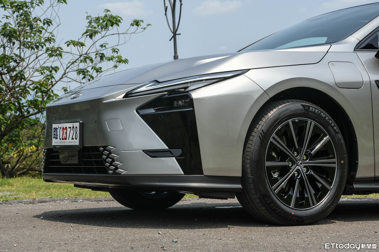 ▲新一代LEXUS ES空間強勢！全新電動版更是新鮮感十足。（圖／記者徐煜展攝）
