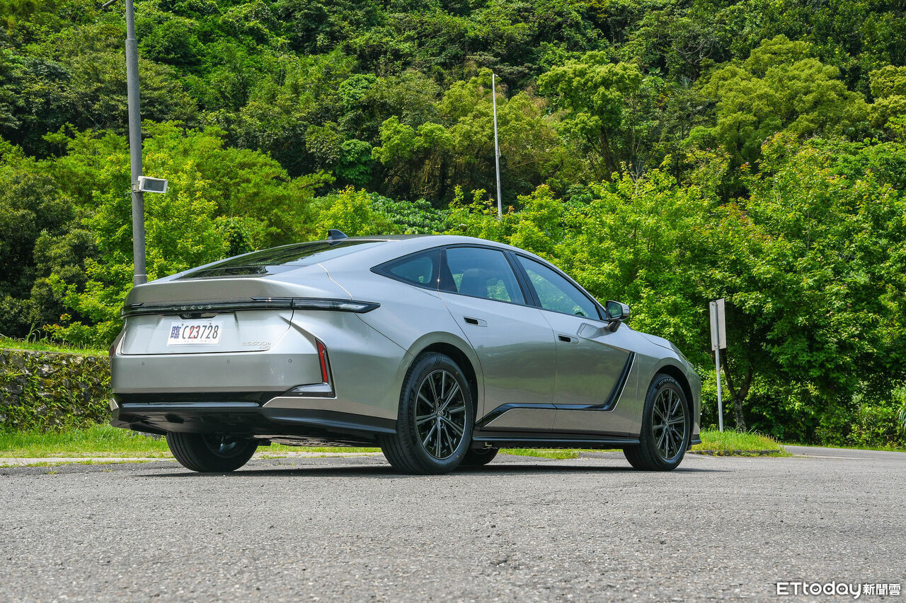 ▲新一代LEXUS ES空間強勢！全新電動版更是新鮮感十足。（圖／記者徐煜展攝）