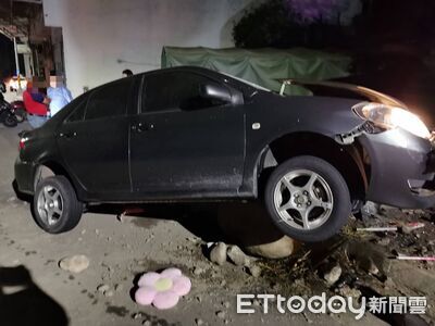 快訊／台中25歲女駕車下山失控　猛撞民宅旁石堆送醫不治