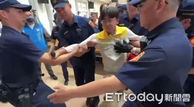 抗議南投焚化爐!時力發言人控遭強拉摔傷 警:他推開員警自摔