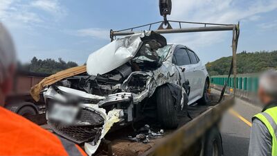 又是開ACC輔助系統惹禍！國道緩撞車又挨撞　肇事白車慘狀曝