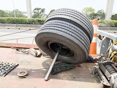 驚險！國1大貨車輪胎噴飛　撞分隔島回彈砸中轎車
