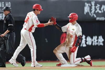 李展毅驚喜敲生涯首支三壘安　葉總笑：我看到漏球才嚇一跳