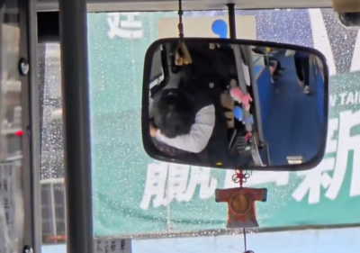 公車司機趴方向盤痛哭登CNN　業者不捨：平時忠厚老實一時崩潰