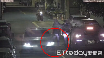 高雄男酒駕拒測竟「碰瓷」!故意撞警車、伸腳給車輾 下場慘了