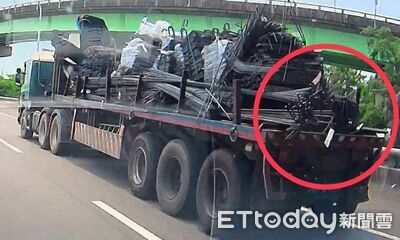台74線17根鋼條沿路掉！3車慘遭爆胎...拖板車駕駛最高罰6千