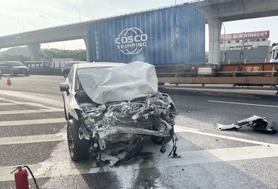 國一自小客撞大貨車後起火!駕駛疑恍神肇禍...一度回堵3公里