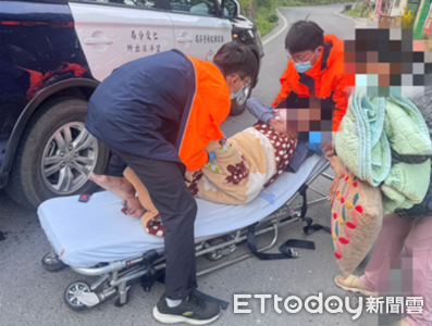 投89線坍方阻交通！警長挺進與消防接力　急病患者早半小時送醫