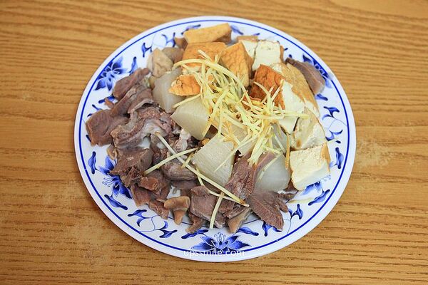 ▲▼三禾米粉湯。（圖／UPSSMILE向上的微笑萍子 旅食設影授權提供）