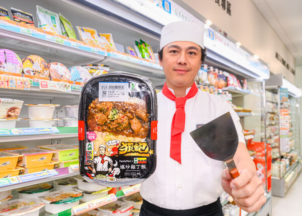 ▲▼全家「狠飽」系列首度合作平價連鎖品牌「大埔鐵板燒」，推出4款聯名鮮食。（圖／業者提供）
