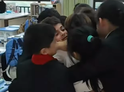 8歲伊朗童斷聯42天！跨越戰火奇蹟返校　上海同學飛奔驚喜淚擁