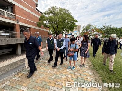 台南海佃國小通學路升級！黃偉哲視察人本廊道　人車分流更安全
