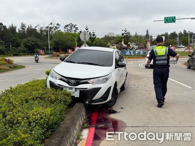 金門機場聯外道車禍！租賃車過彎撞分隔島　駕駛受傷送醫
