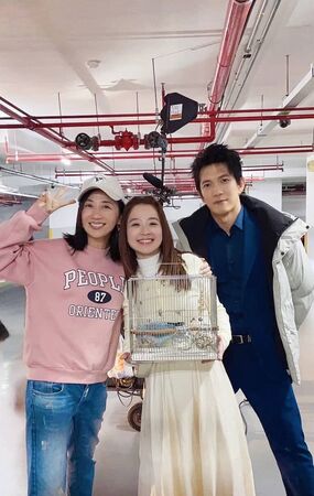 ▲潘奕如愛鳥「樂樂」客串《豆腐媽媽》。（圖／民視提供）