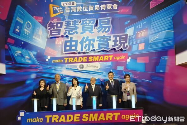 ▲台灣數位貿易博覽會開幕貴賓左起亞馬遜全球開店謝孜希台灣總經理、經濟部國際貿易署黃青雲參事、經濟部商業發展署蘇文玲署長、IEAT黃文榮秘書長、台北市政府俞振華副秘書長，以及台北市政府產業發展局吳欣珮副局長。（圖／記者張佩芬攝）