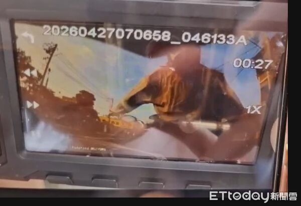 ▲▼ 台南鄭姓女警遭追撞摔車後，再被遊覽車輾斃，女大生行車紀錄器畫面曝光。（圖／民眾提供）