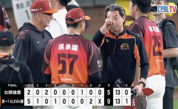 ▲林岳平賽後要求吳承諭跑外野，強調補位細節不能鬆懈。           。（圖／截自CPBL.TV）