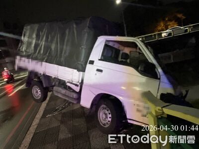 貨車司機酒駕撞破護欄「險翻落橋下」　懸空10米驚險畫面曝
