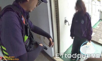 大崩潰！24歲妹曬衣服被反鎖半小時受困　有人違停反而救了她