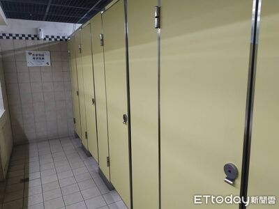 量販店傳偷窺！廁所門板驚見1雙手...還浮出1顆頭　女嚇哭發抖