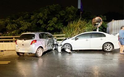 2次撞擊奪命!男雨夜開車返家自撞電桿 下車查看再被撞噴慘死