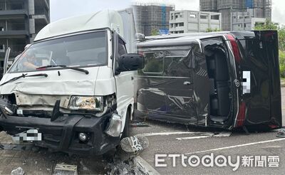 300萬運兵車側翻「擋風玻璃掉下來」　貨車司機嚇傻：對方闖紅燈