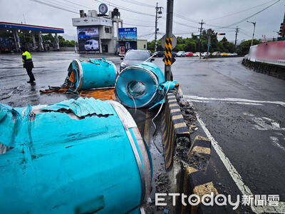 拖板車沒固定好「鋼捲掉下來」砸爛護欄　超混亂現場畫面曝