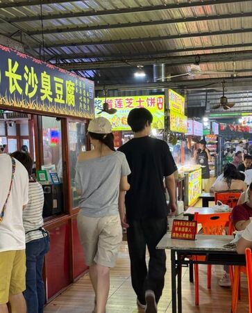 ▲▼短劇頂流CP「牽手逛夜市」被直擊　曾輝、韓雨彤互動超甜。（圖／翻攝自微博）