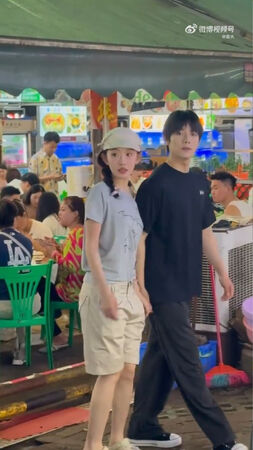▲▼短劇頂流CP「牽手逛夜市」被直擊　曾輝、韓雨彤互動超甜。（圖／翻攝自微博）