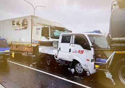 桃園大雨滂沱害3車連環撞釀2傷 疑大貨車未注意路況釀禍