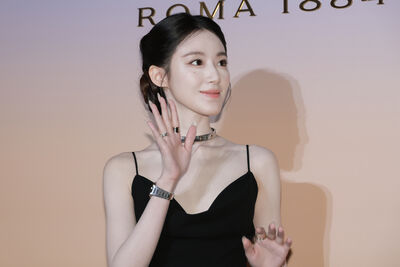 舒華現身了!不甩緋聞「心情很美麗」露美背揮手:想送戒指