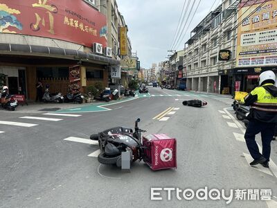 騎車摸外套？外送員等左轉被撞飛　女子摔地也送醫