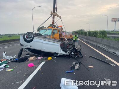 國1民雄轎車「二連擊」！衝撞內外側護欄　四輪朝天慘翻覆釀2傷