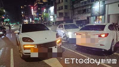 高雄深夜巨響！轎車轉彎失控猛撞保時捷　玻璃碎滿地畫面曝