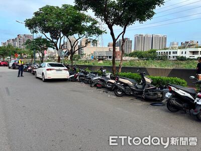 台中男賠慘了！大型社區前閃車掃撞29台機車　整排骨牌倒畫面曝
