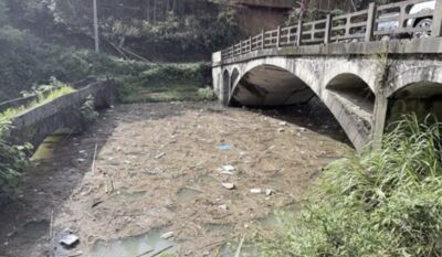 湖南永州水源區成垃圾漂漂河　衛生棉、劇毒農藥瓶從上游而下