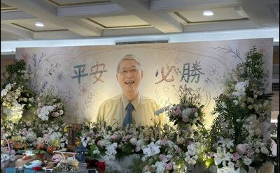 林逸欣父告別式遺照曝光！留下「平安必勝」4字溫暖道別　親友看哭