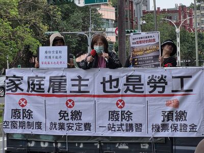 雇主團體勞動節上街嗆移工福利太多 1人致詞遭民眾怒丟水球