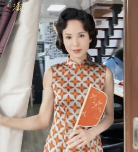 60歲「最美小龍女」李若彤遊蘇州　頂復古波浪捲造型穿旗袍逛古鎮