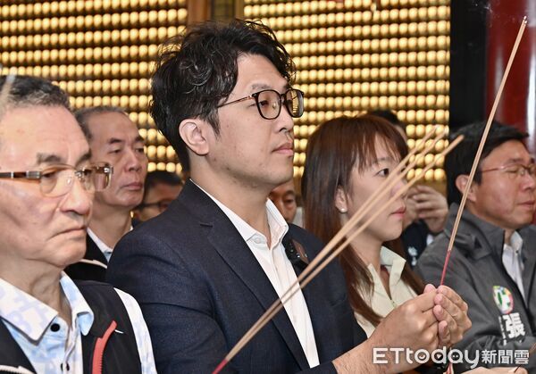 ▲▼ 立委沈伯洋出席松山霞海城隍廟武財神聖誕祝壽法會。（圖／記者李毓康攝）