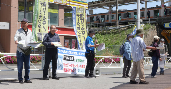 ▲▼東京都日野市當地居民在車站外抗議興建巨型資料中心。（圖／達志影像／美聯社）