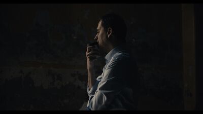 辦公桌底藏「12顆紅色按鈕」直通警局！　記者揭弊「遭黑道威脅」惹殺機