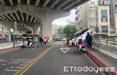 婦買完菜回家「誤打倒退檔」車子騎上護欄　後輪懸空畫面曝