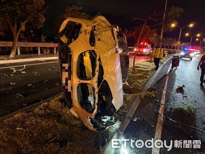 白色BMW高速猛撞路燈路樹！車體扭曲變鐵球　38歲男當場慘死