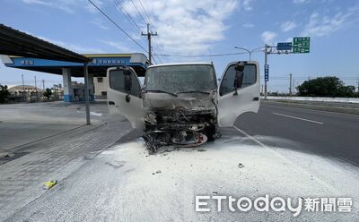 雲林女騎士闖紅燈被貨車猛撞亡　機車被壓車底「燒到剩骨架」　