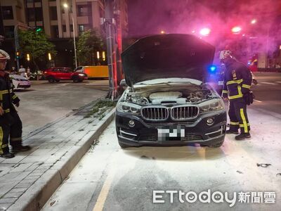 快訊／台中轎車開到一半「突火燒車」　駕駛嚇到急停路邊