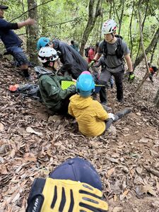 女羽美山步道跌10公尺山谷骨折　11人挺進8小時救出